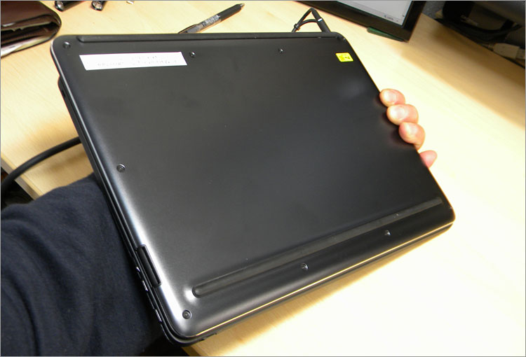 Latitude 13 7000シリーズの背面