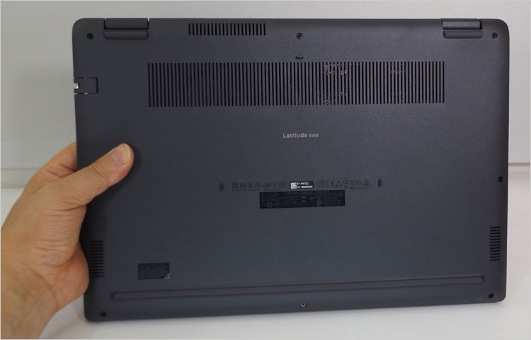 吸気口のスリット、スタンドゴム、スピーカの配置