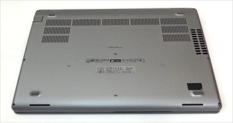 コの字で吸気口スリットを配置