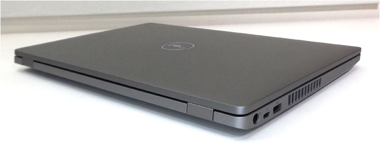 両側に2つのヒンジ（蝶番）