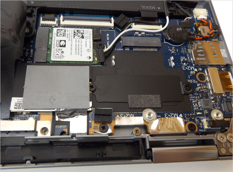 線LANカード、金属のプレートで蓋されたNVMe SSDのM.2スロット