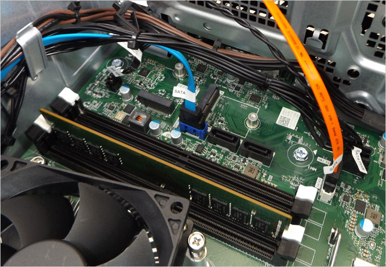 SATAコネクタは4基実装