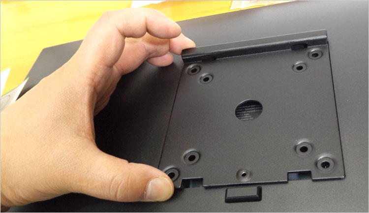 P2419HCはリリース・ラッチボタンが付いている