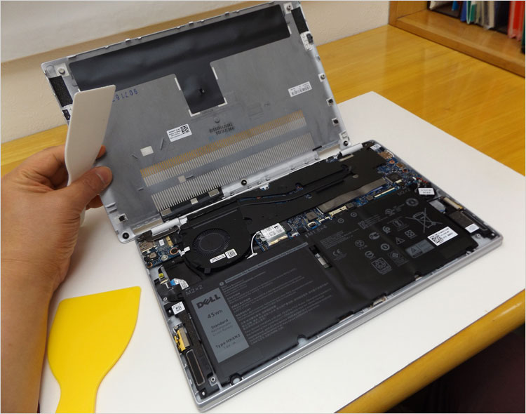 加工されたエンボスのInspironロゴ