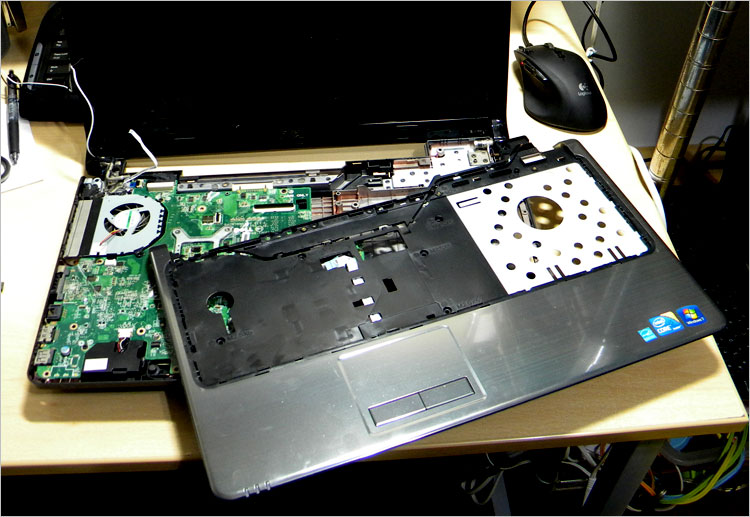 Inspiron 15（1564）でも同様。PC+ABSのパームレスト・ブラケット