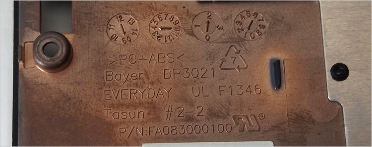 裏側に「PC+ABS」と刻印