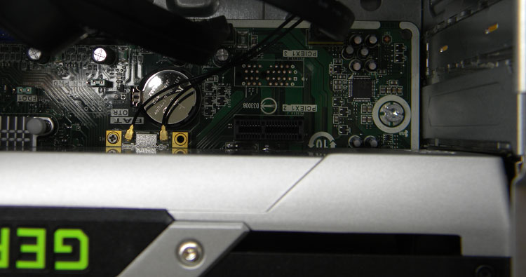 マザーボードからコネクタが省略