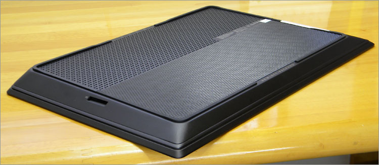 OMEN15-5100本体を持ち上げ