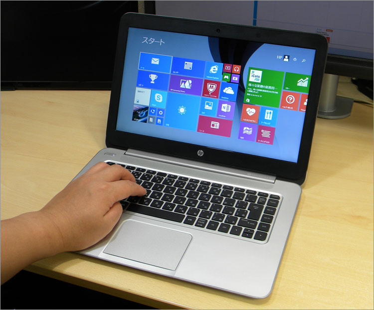 Stream 14-z000は天板とパームレストがアルミ素材