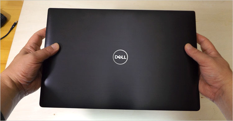 15.6インチノートとしては若干コンパクト