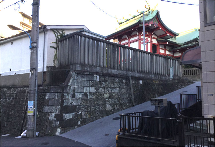 築土八幡神社があり、これが御殿山城と一体とみなされる築土城