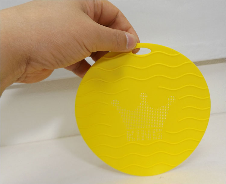 菜箸を通し持ち上げるための穴