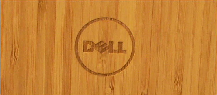 焼きごてで付けたようなDELLロゴ