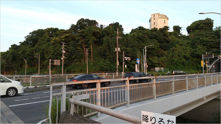 千葉高架水槽がある山が矢作砦