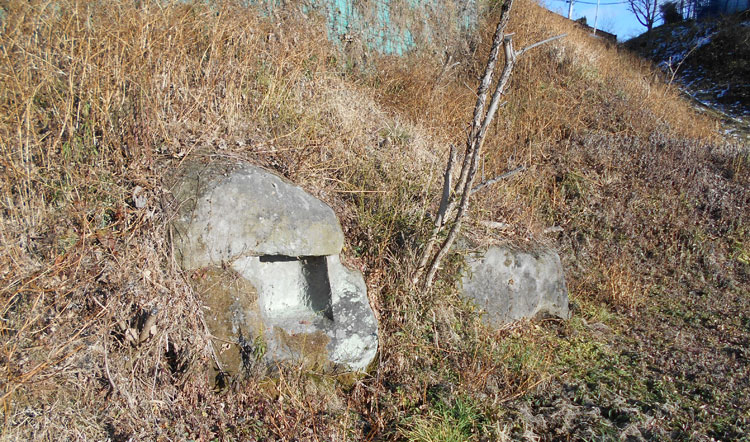 鎌倉・室町期に山腹の岩盤をくり抜いて作った墓や祈願所