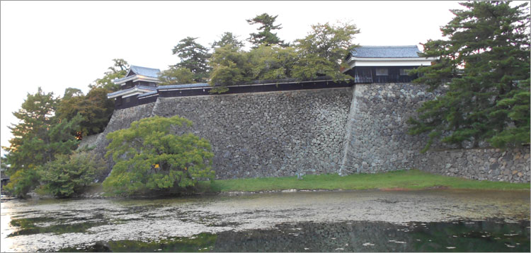 南櫓（物見櫓）と中櫓（武具庫）