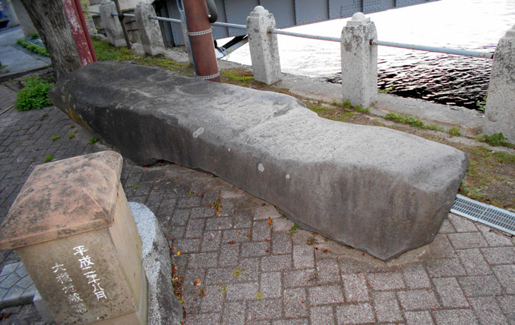 松江城-大庭の石