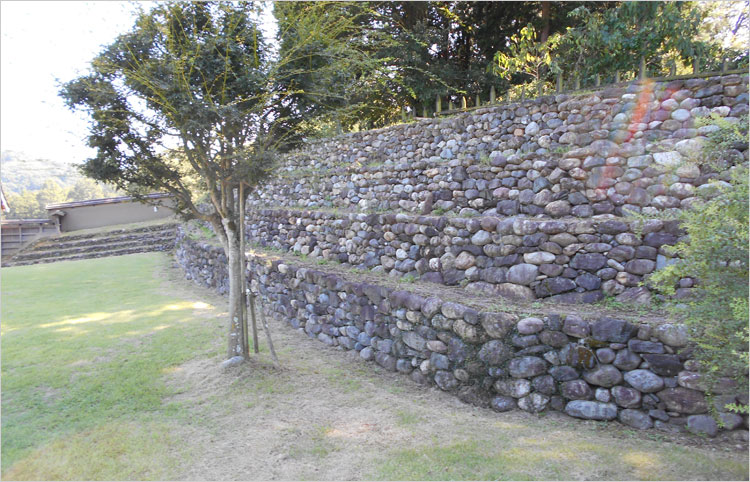 庭園という特質もあり石積みは防衛上のためではなく美観目的
