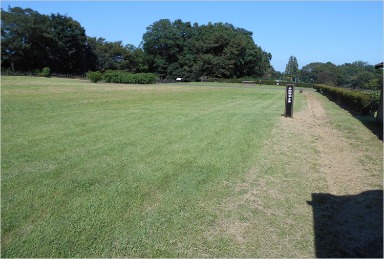 生活区域と石組み排水口