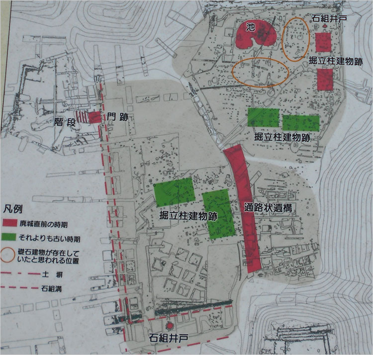 池を囲むように掘立て柱建物跡