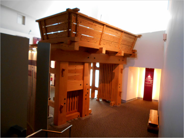 櫓門を復元したものが、鉢形城歴史館で展示
