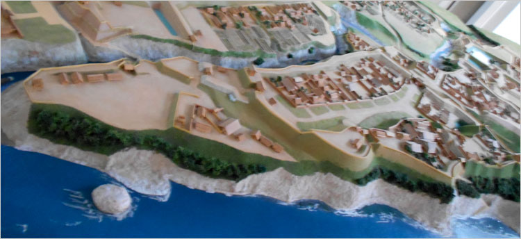 笹曲輪と本曲輪