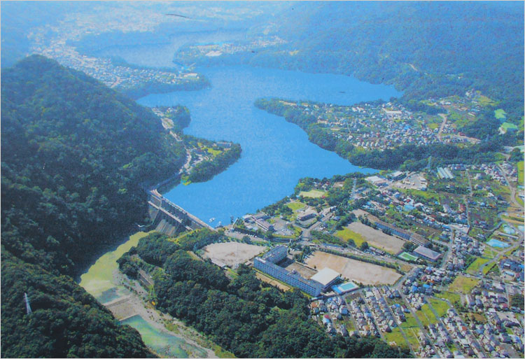 人工的に造られたダム湖は津久井湖