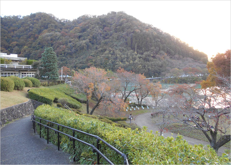城山ダムと津久井城