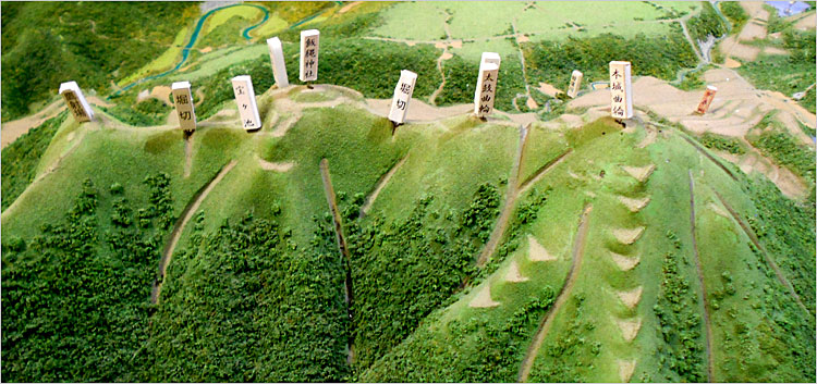 本城曲輪と飯綱曲輪