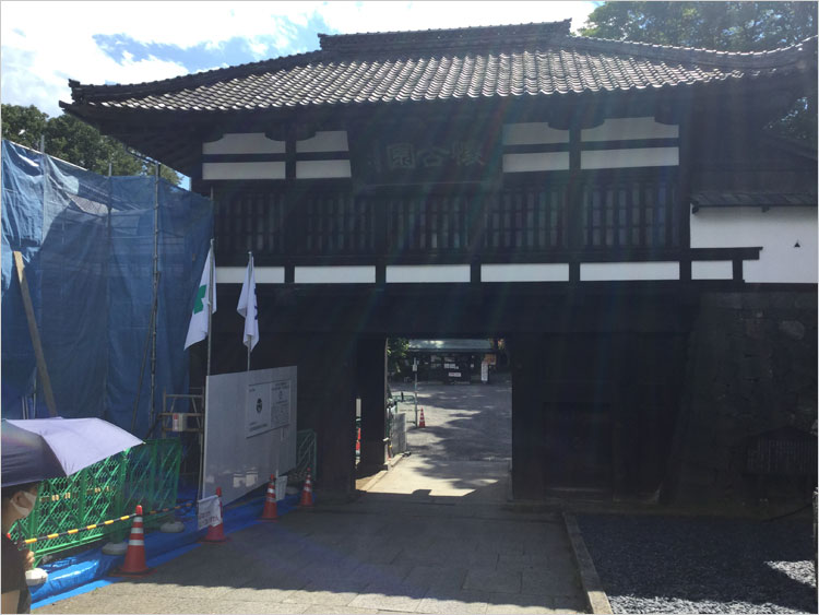 寄棟造の二層の城門である「三の門」