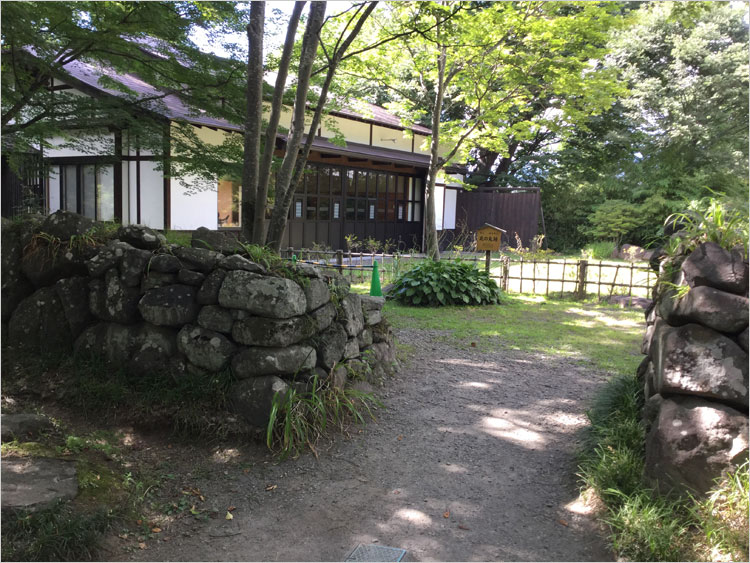 北の丸の東隣には番所