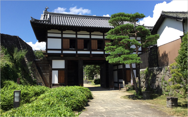 4番目の門なので「四の門」