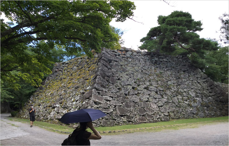 三層の天守閣が建てられていた天守台