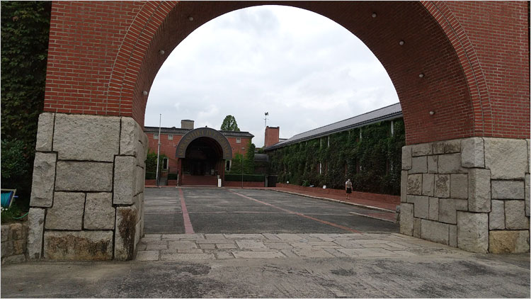 正門から館内フロントまで