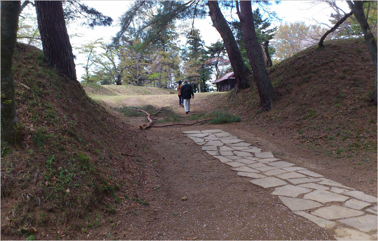 愛宕山虎口岩瀬山城