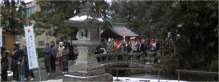 神炊館神社の境内