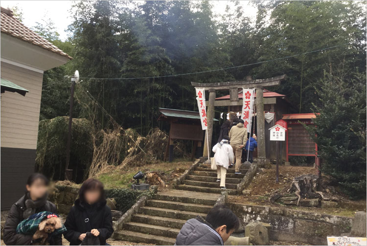 奥の竹藪には大規模な堀跡が残されている