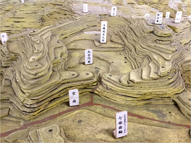 七曲り坂を登るとそのまま空堀