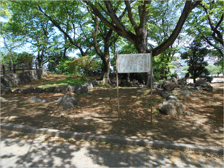 出土した石を並べている