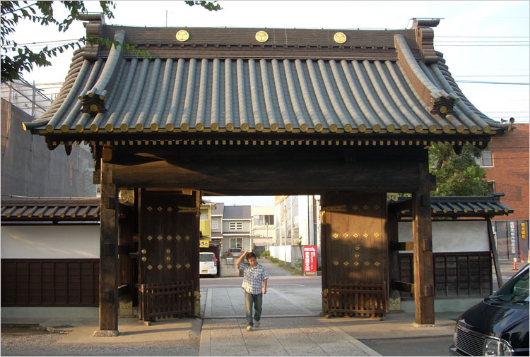 佐野城の薬医門を移築