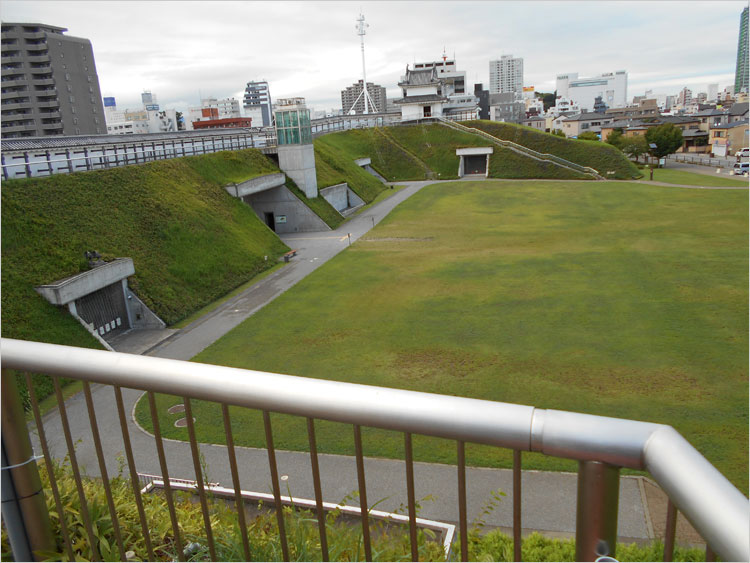 西の土塁中央が貫通