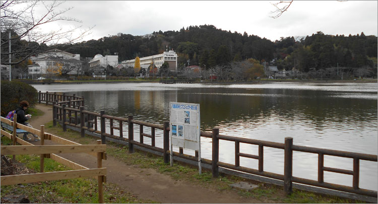 東金城と、八鶴湖（はっかくこ）