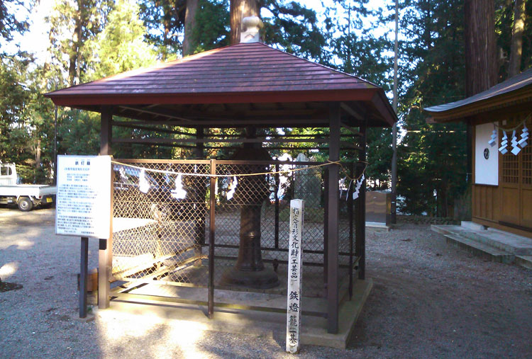 木幡神社の鉄燈籠