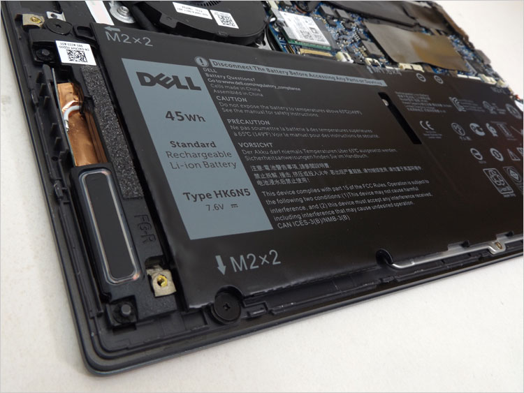 その左右にスピーカ