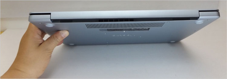 少しばかりヒンジの隙間に段差