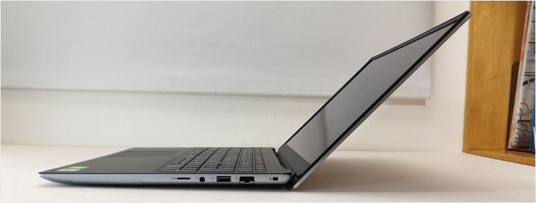 奥側にあるので、ケーブルはじゃまになりにくい