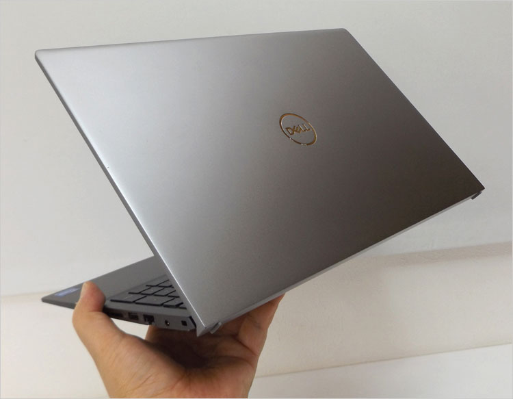 タイタン グレーのVostro 15（5510）