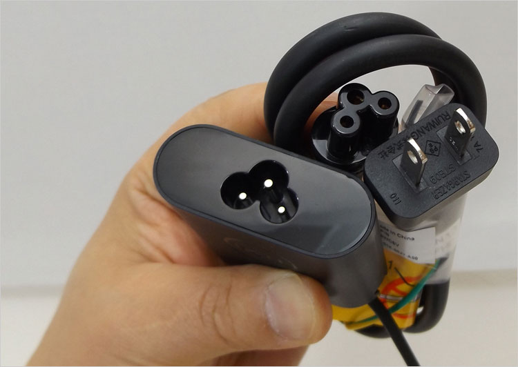 アダプタ本体141g、AC電源ケーブル93g