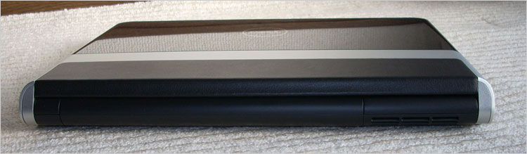 航空機にヒントを得たフード・排気口を採用