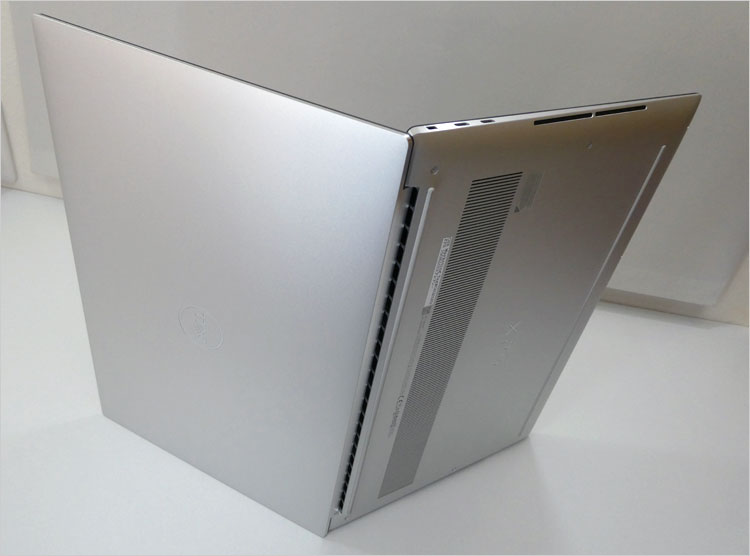 ディスプレイ開閉の隙間に配置